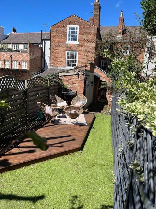 18Th Century Townhouse In Chester City Centre Vila Exterior foto